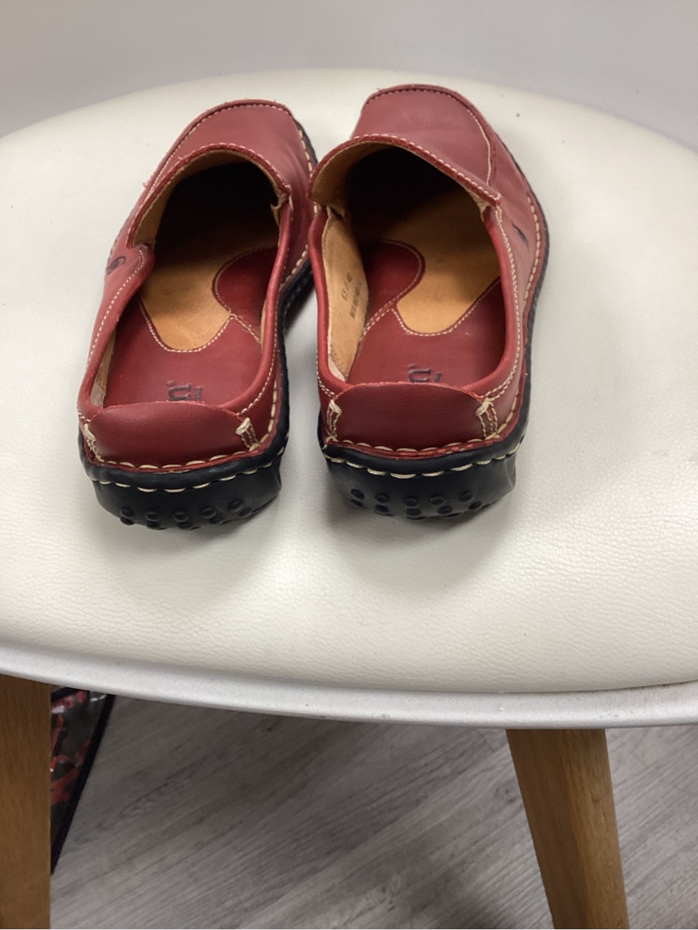 Born Leather Slip-On Clogs / Mules
Women’s Size 8.5 (EU 40)
Rich Red Leather | - Picture 8 of 8